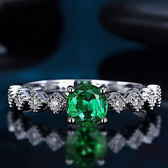 Sterling Silver Emerald Ring - Picture 2 of 7